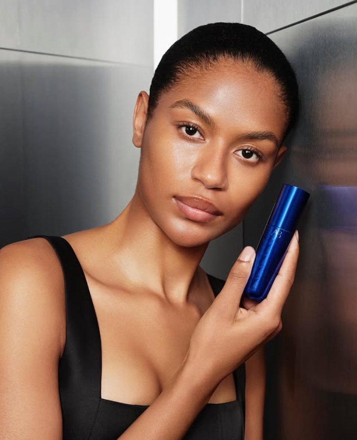 Modèle tenant le produit Augustinus Bader