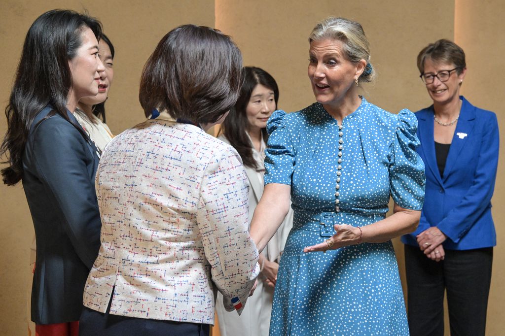 two women shaking hands