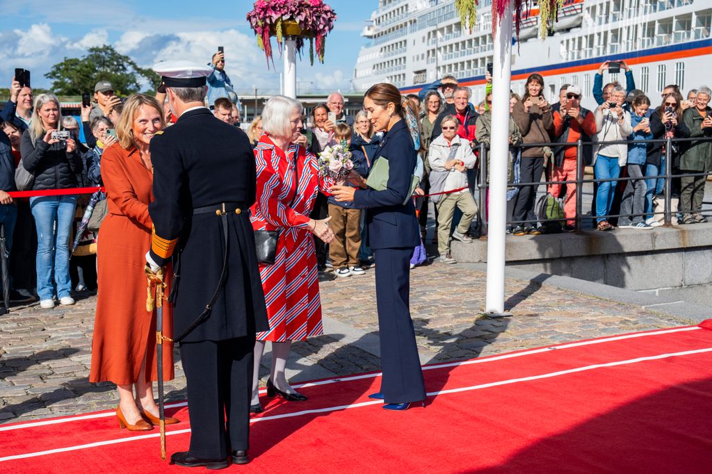 Check out Queen Mary's hair tie