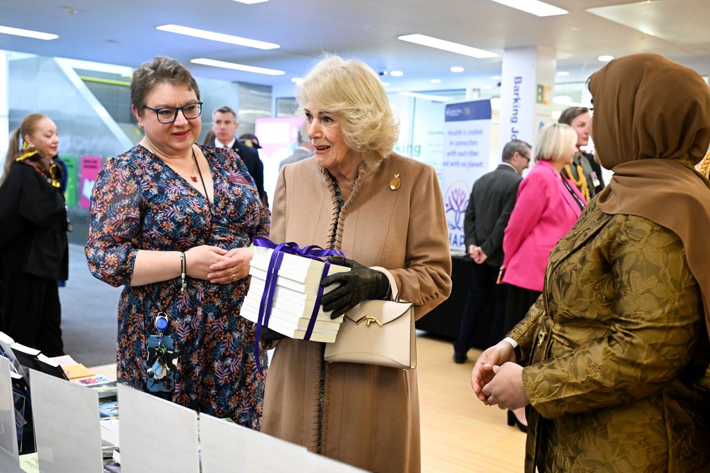 La reine Camilla rencontre des organisations pour savoir comment leur travail soutient leur communauté, y compris celles impliquées dans la prescription sociale, fournissant des conseils sur l'emploi, prévenant l'itinérance et encourageant la lecture, lors de sa visite au Barking Learning Centre Community and Family Hub, le 18 février 2026 à Barking, en Angleterre. (Photo de Kate Green/Getty Images)