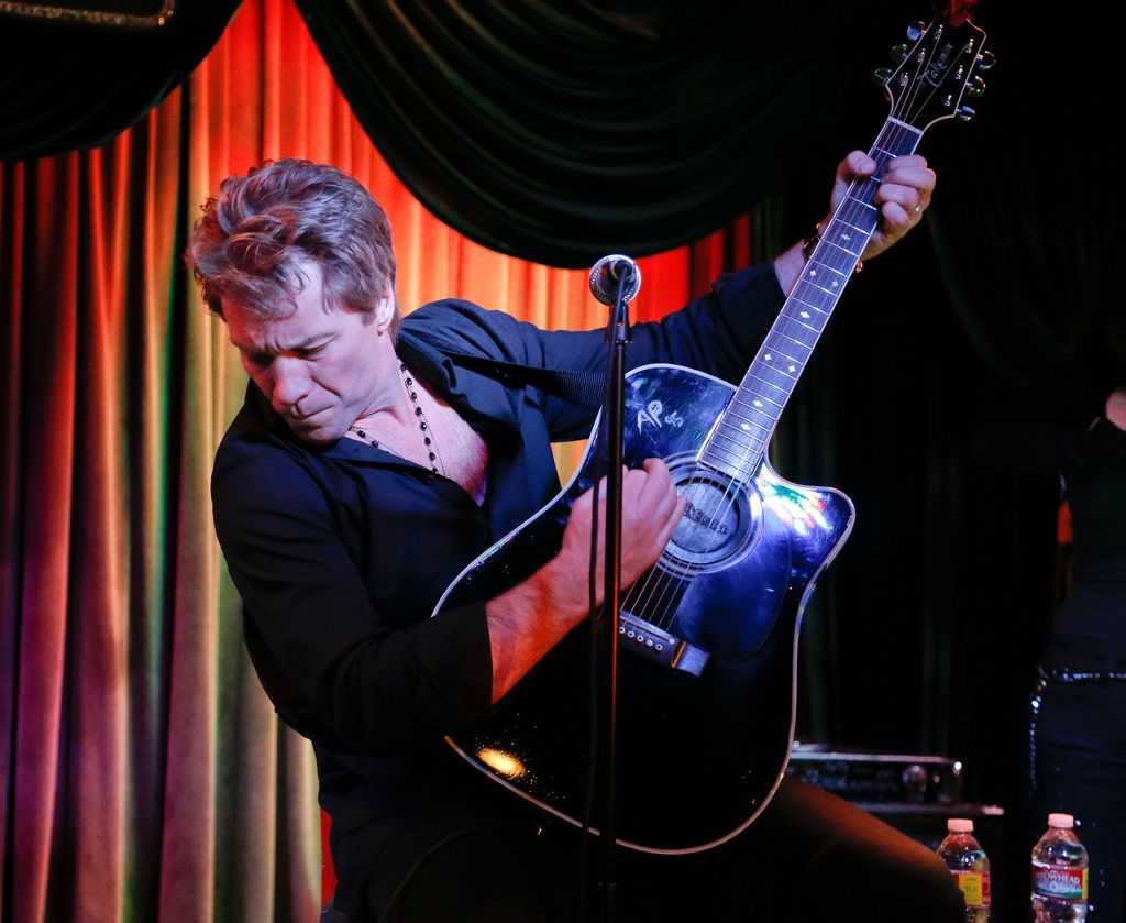 Le musicien Jon Bon Jovi se produit sur scène au Lakeshore Records Soundtrack Release Party for 'Stand Up Guys' à The Mint le 20 novembre 2012 à Los Angeles, Californie