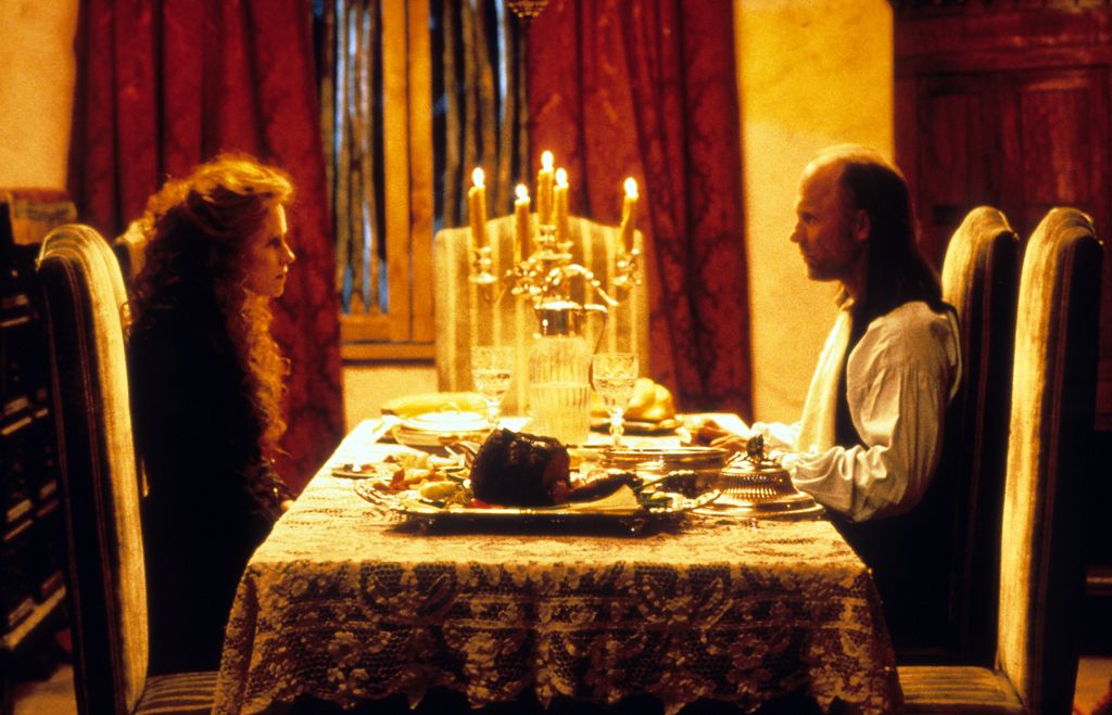 Amy Madigan est assise en face d'Ed Harris dans une scène du téléfilm 