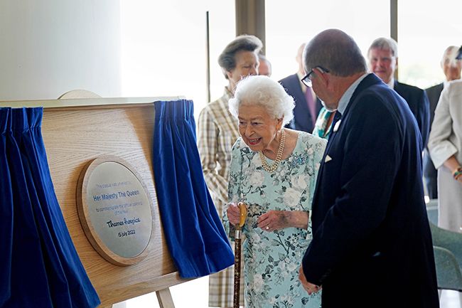 the queen opens thames hospice plaque