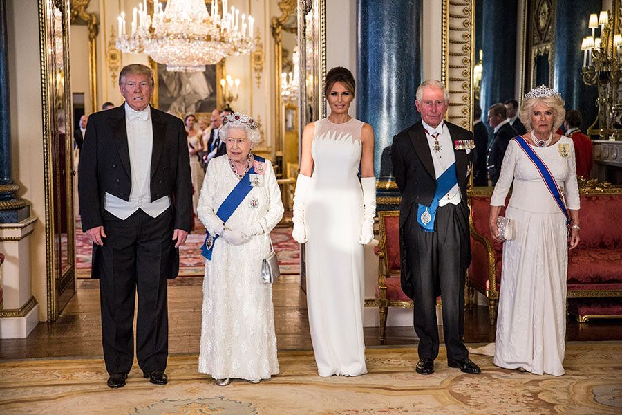 queen posing trumps state banquet