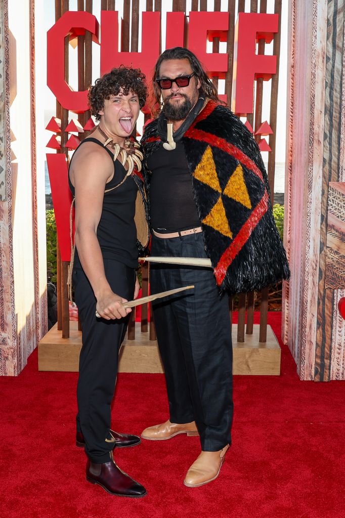 Nakoa-Wolf Momoa et Jason Momoa lors de la première de "Chef de guerre"