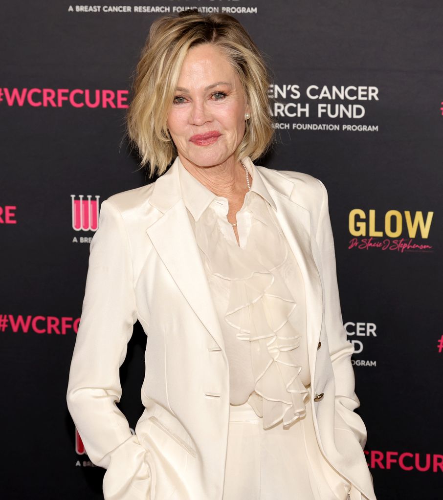 BEVERLY HILLS, CALIFÓRNIA - 10 DE ABRIL: Melanie Griffith chega a "Uma noite inesquecível" Beneficiando o Woman's Cancer Research Fund no Beverly Wilshire, um Four Seasons Hotel em 10 de abril de 2024 em Beverly Hills, Califórnia. (Foto de Kevin Winter/FilmMagic)