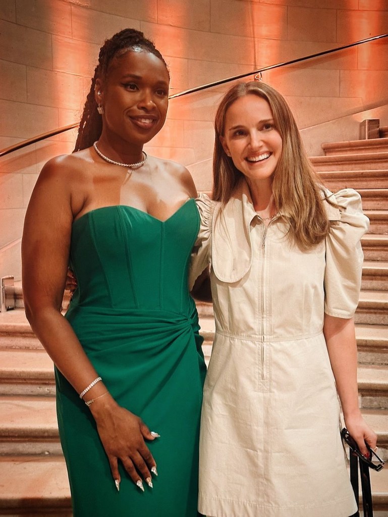 Foto compartilhada por Jennifer Hudson no Instagram nas Olimpíadas de Paris 2024 posando durante uma visita privada ao Louvre com Natalie Portman