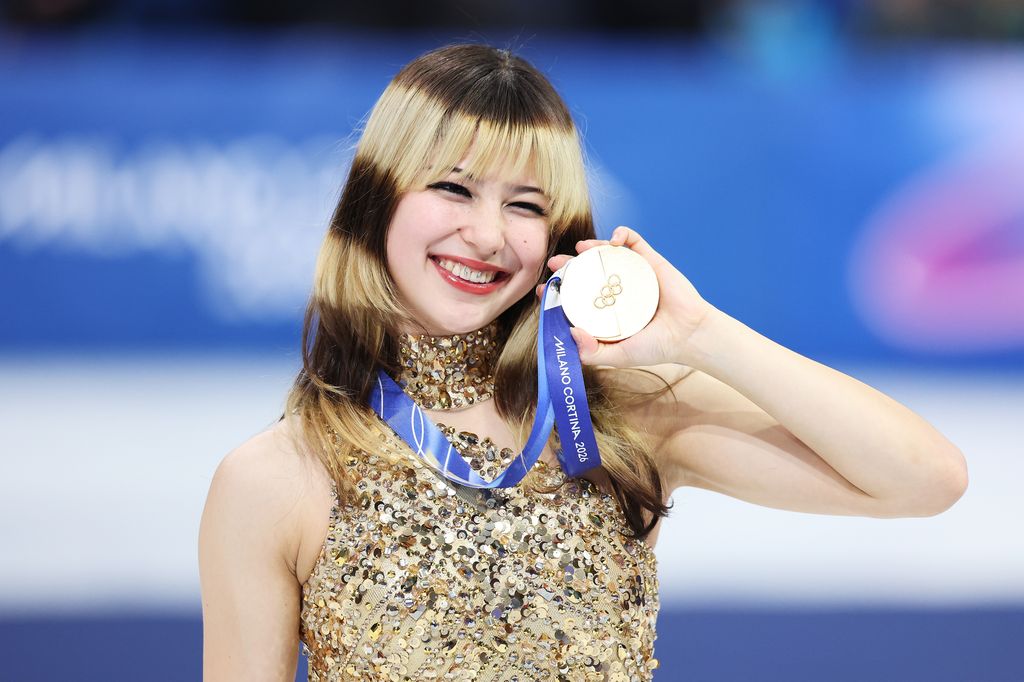 Alysa Liu remet les pendules à l'heure sur sa vie amoureuse après le balayage olympique 2 Alysa Liu médaille d'or sourire