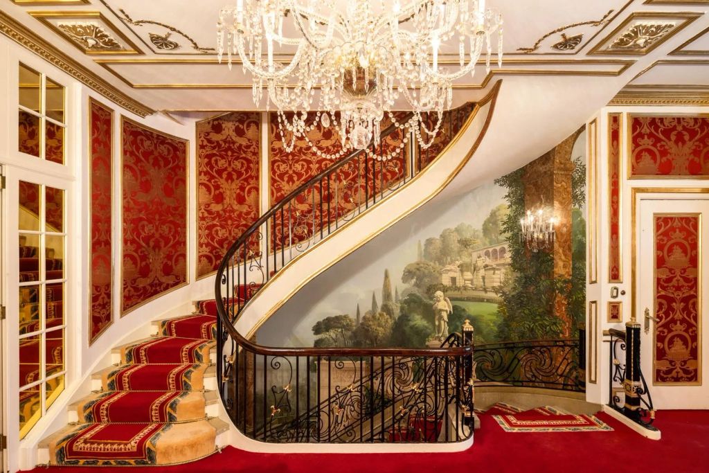 Grand sweeping staircase in Ivana Trump's NY townhouse