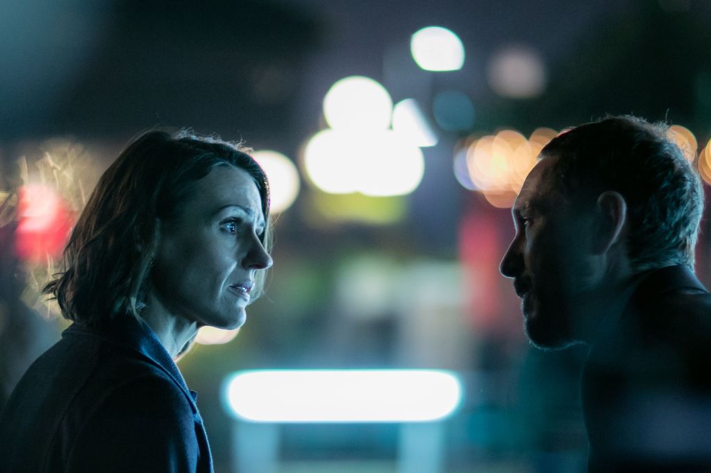 deux personnes discutent la nuit