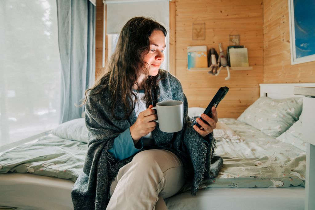 femme regardant le téléphone