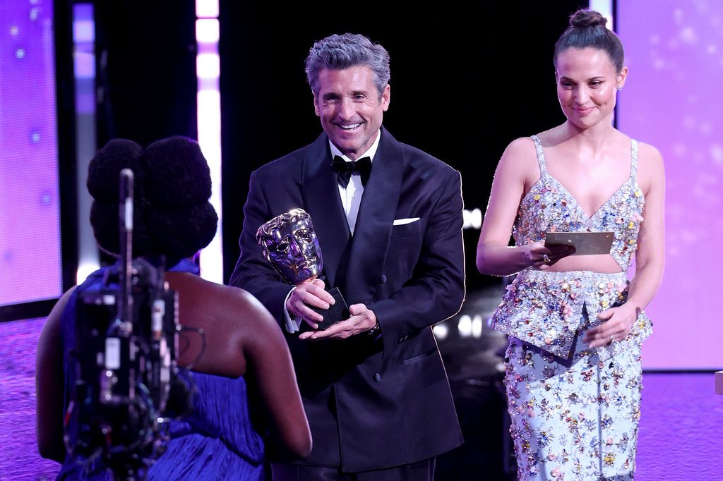 Wunmi Mosaku reçoit le prix d'actrice dans un second rôle aux BAFTA Film Awards 2026 des mains de Patrick Dempsey