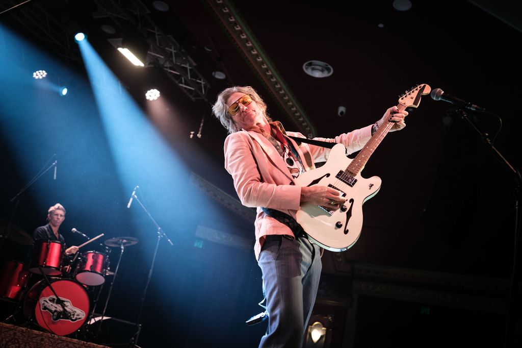 Jimmy Clyborne (SIMON LYNDON), Luke Clyborne (TIM ROGERS) 