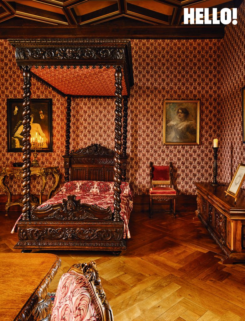 L'une des chambres avec un ton sombre dramatique et un lit à quatre affiches dans le château Toulouse-Lautrec