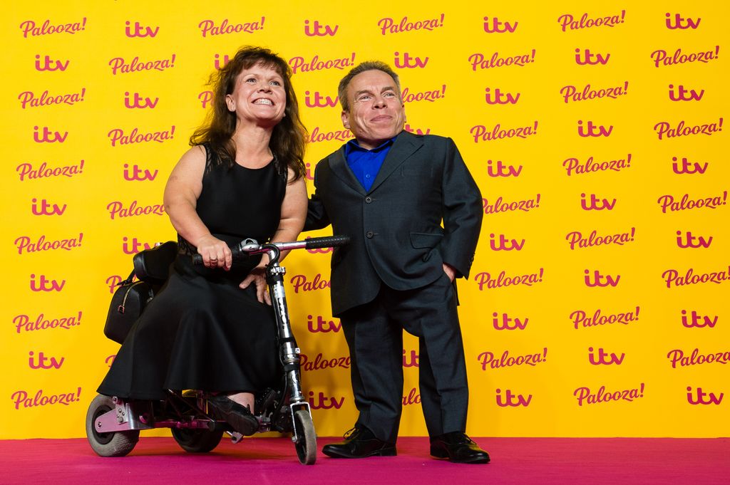 Warwick Davis avec sa défunte épouse Samantha Davis à l'événement ITV