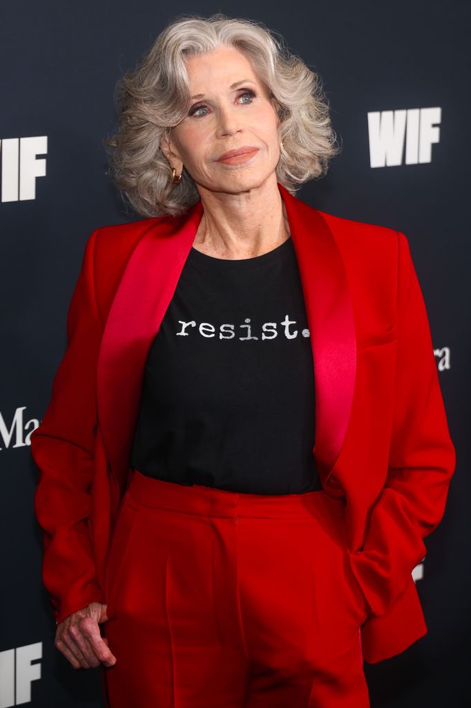 Jane Fonda, costume rouge