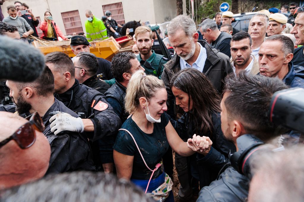  King Felipe VI and Queen Letizia during their visit to an area affected by the DANA, on November 3, 2024, in Paiporta, Valencia