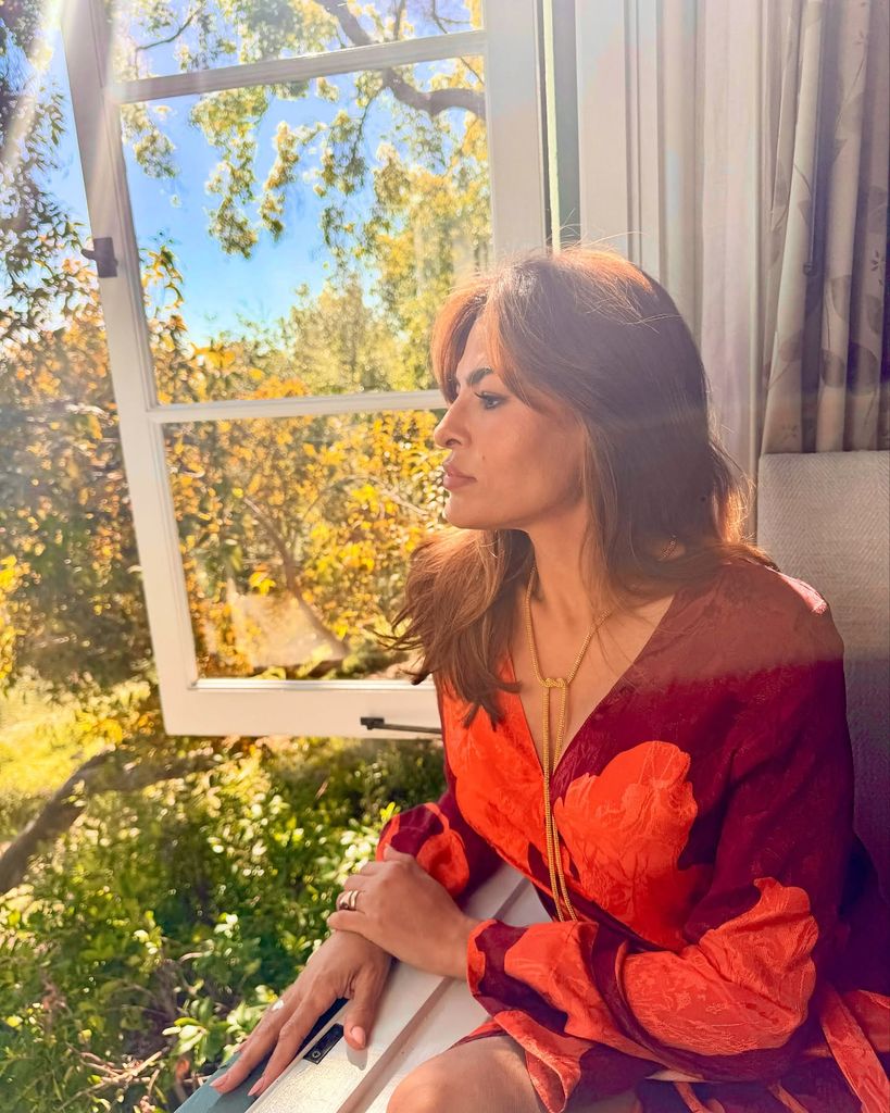 Eva Mendes soaks up the sun in poolside swimsuit video that leaves fans stunned