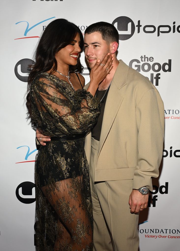 Priyanka Chopra e Nick Jonas pareciam muito apaixonados no tapete vermelho