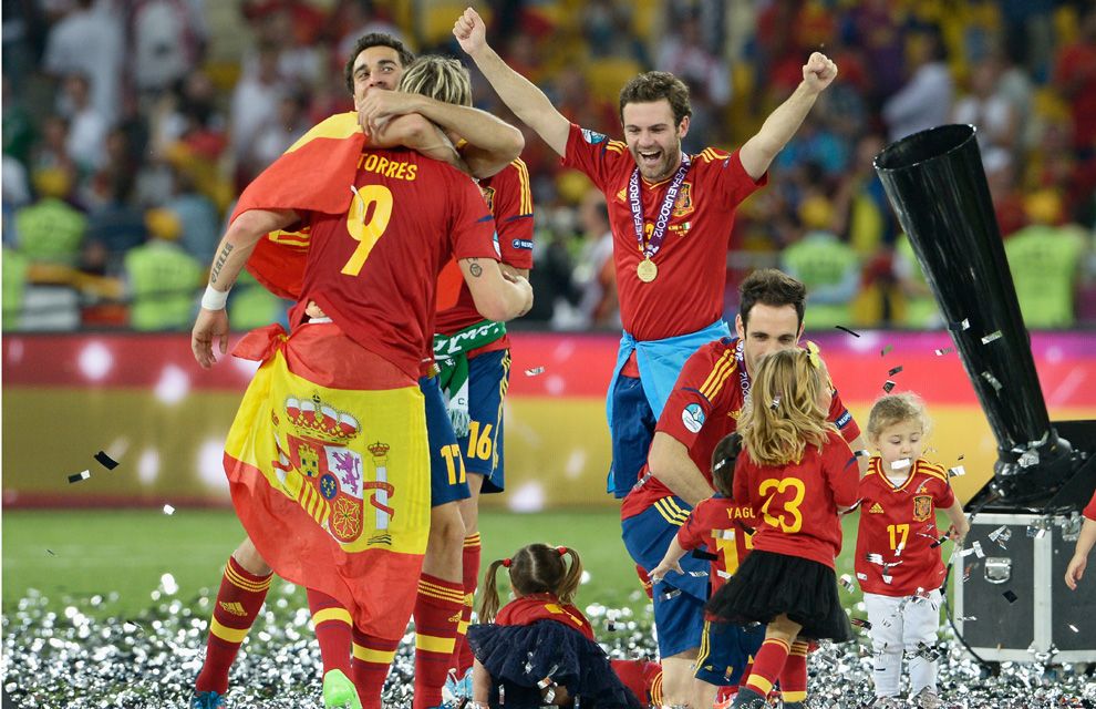 Ньюс евро. Золотая сборная Испании. Сборная Испании по футболу 2000. Испания 2012 футбол.