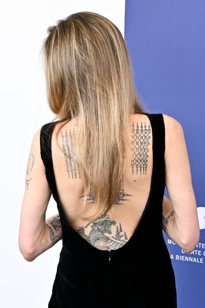 Angelina Jolie revela tatuagens nas costas em vestido decotado