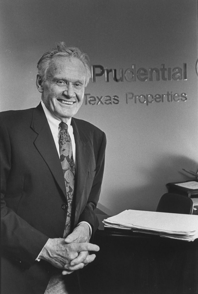 Le vendeur immobilier Bill Loud, ancienne star de la série documentaire télévisée PBS de 1973 An American Family, posant à son bureau de Prudential Texas Properties. (Photo par Ed Lallo/Getty Images)
