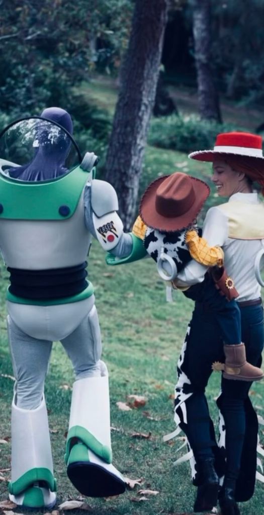 Justin Timberlake e Jessica Biel com seu filho Silas durante o Halloween de 2017