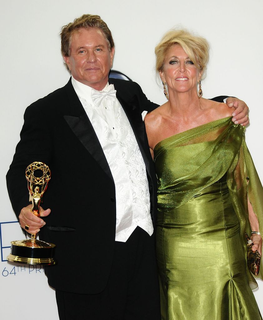 LOS ANGELES, CA - 23 SEPTEMBRE : l'acteur Tom Berenger et Laura Moretti posent dans la salle de presse lors de la 64e cérémonie des Primetime Emmy Awards au Nokia Theatre LA Live le 23 septembre 2012 à Los Angeles, Californie. (Photo de Jason LaVeris/FilmMagic)