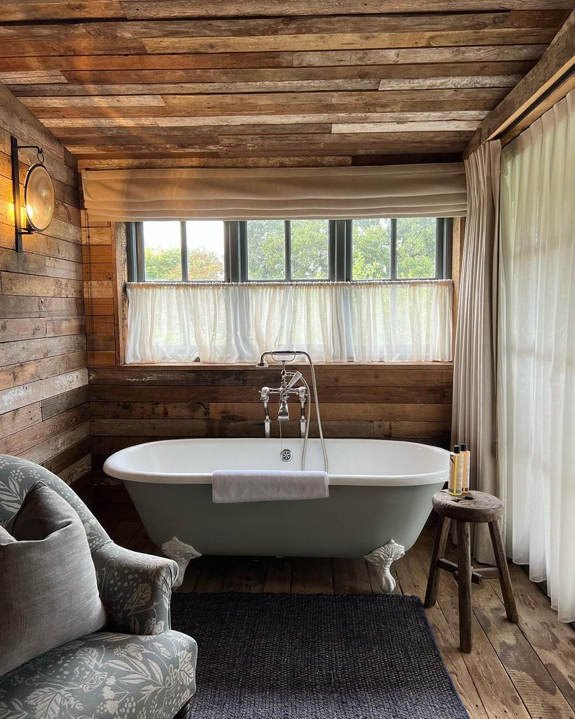 wood lodge with bath tub