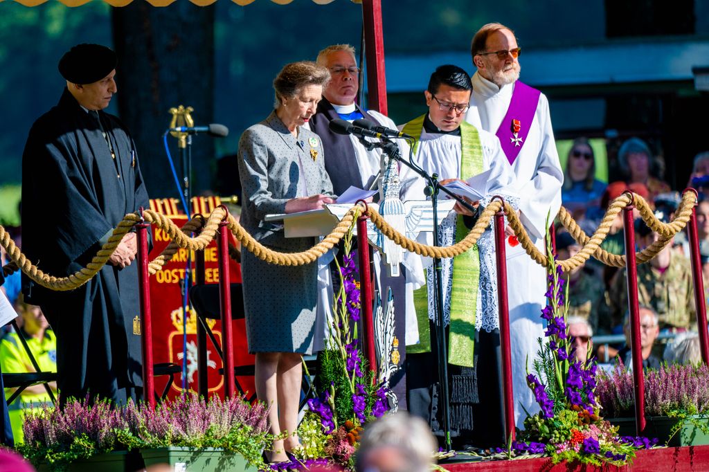 princesa anne em serviço em terno de saia