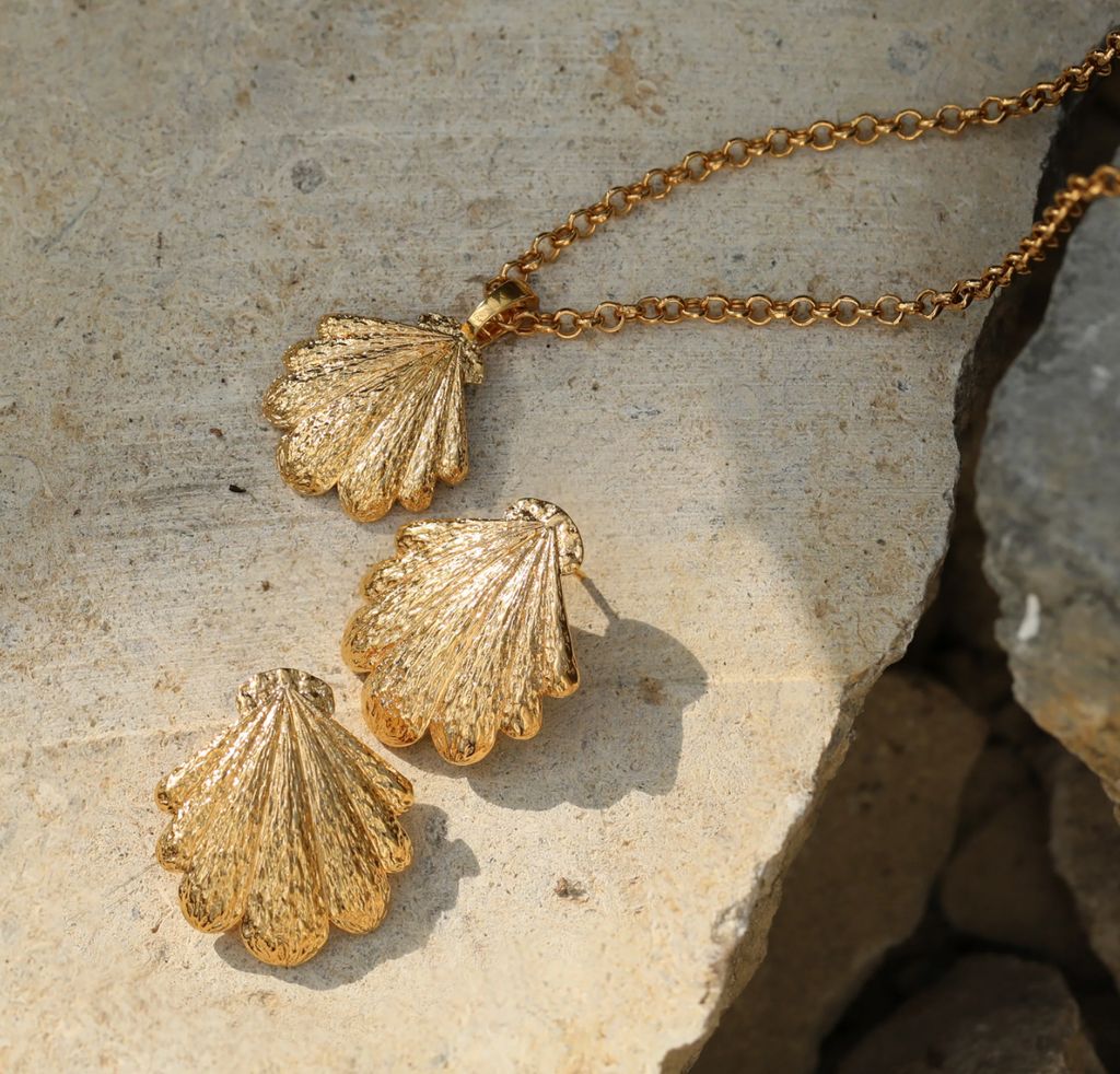 Carrie Elizabeth Luxe Shell Pendant Necklace