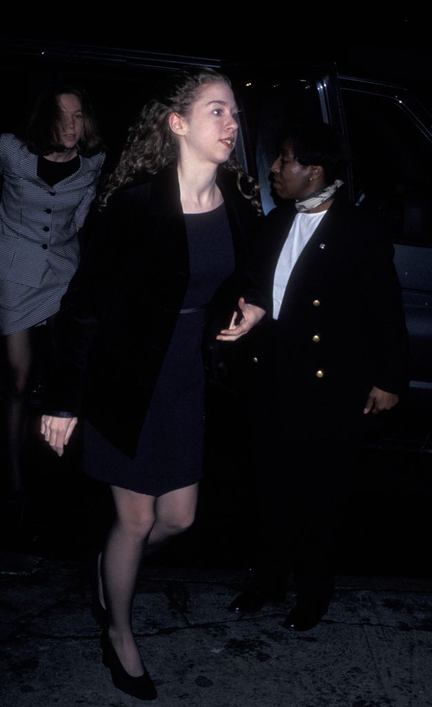 Chelsea Clinton en robe noire lors de la fête de ses 17 ans 