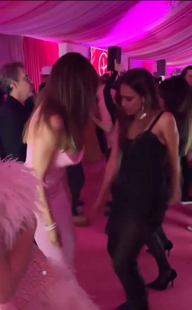 Paris dances with Jessica Alba