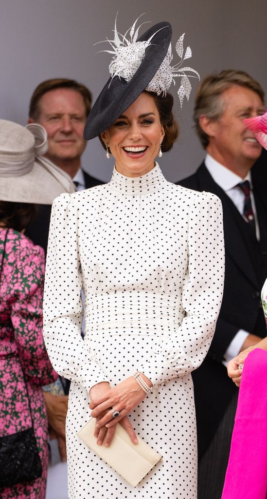 Duchess Kate tampil sangat chic dalam balutan gaun polkadot dan tas Strathberry