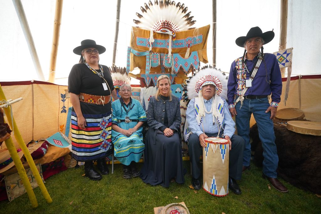 The Duchess of Edinburgh between people in traditional canadian dress