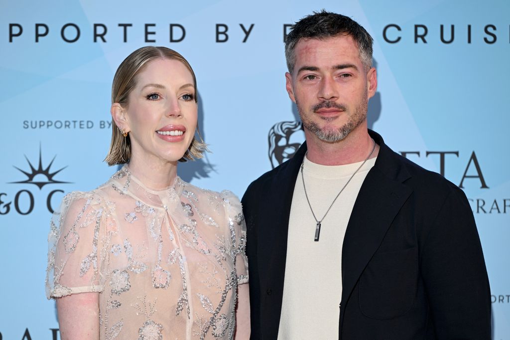 Katherine Ryan en robe brillante et Bobby Kootstra 