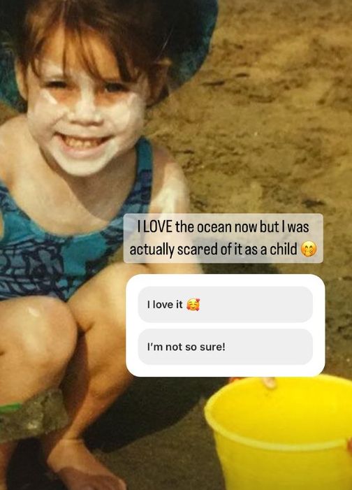 Uma jovem princesa Eugenie na praia com um balde e uma pá