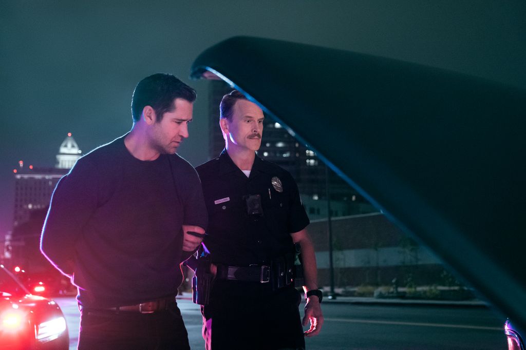 Manuel Garcia-Rulfo as Mickey Haller, Gabriel Hogan as Officer Collins in episode 310 of The Lincoln Lawyer