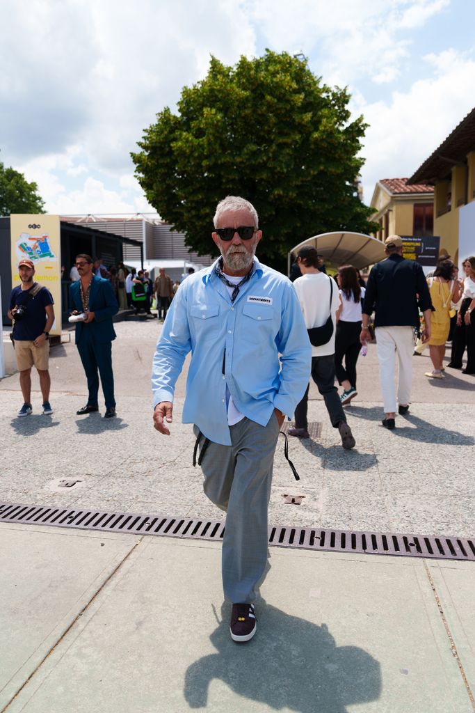 Un invité portant une chemise bleue est vu lors du Pitti Immagine Uomo 106 le 11 juin 2024 à Florence