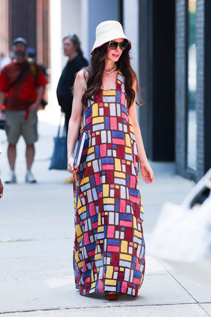 Anne Hathaway a vu sur le tournage de "Le diable porte Prada 2" à Chelsea le 21 juillet 2025 à New York. (Photo des images Aeon / GC)