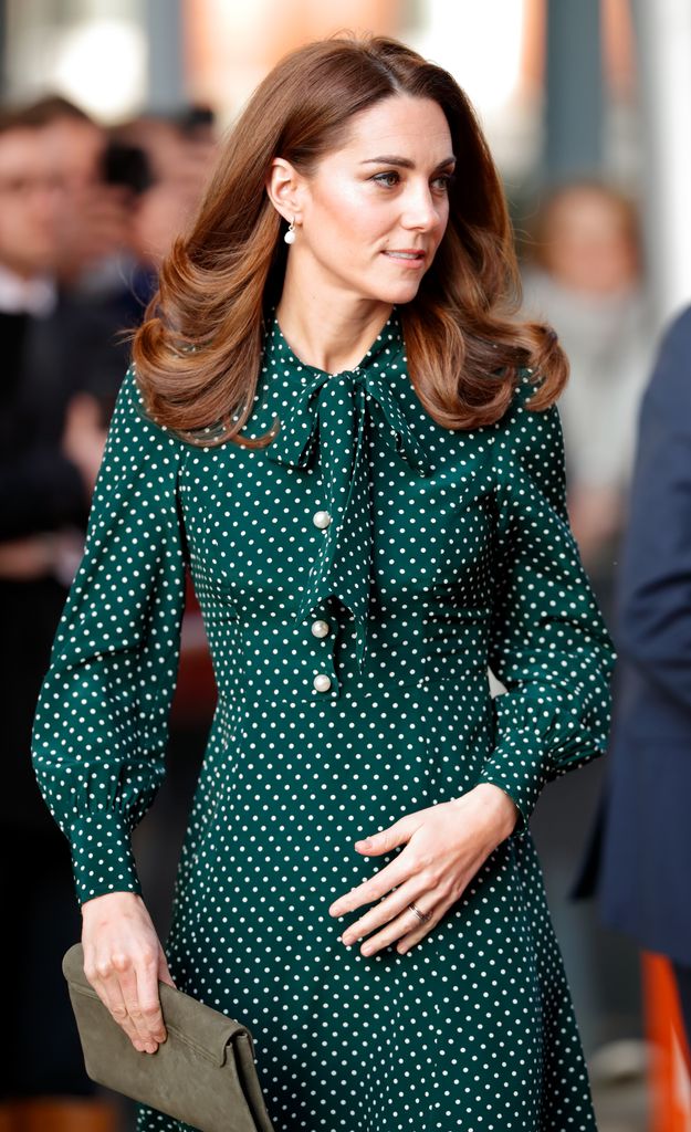 Princesa Kate usa um vestido LK Bennett para visitar o Hospital Infantil Evelina London em 2018