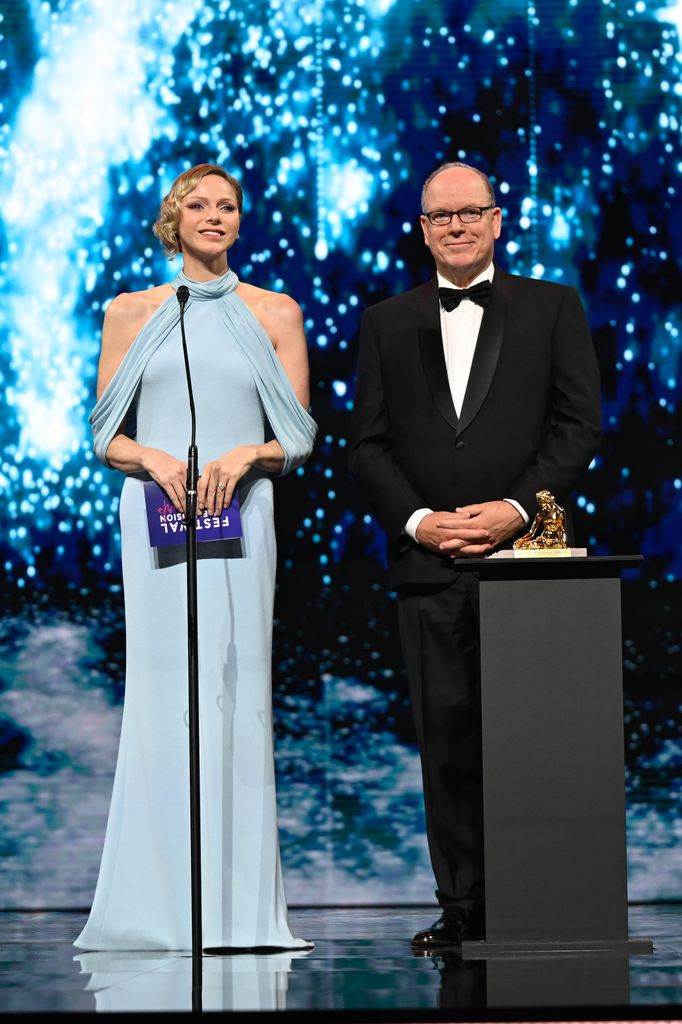 La princesa Charlene se ve bien en las tradiciones cercanas de la fiesta de televisión de dibujos animados de Monte-Carlo