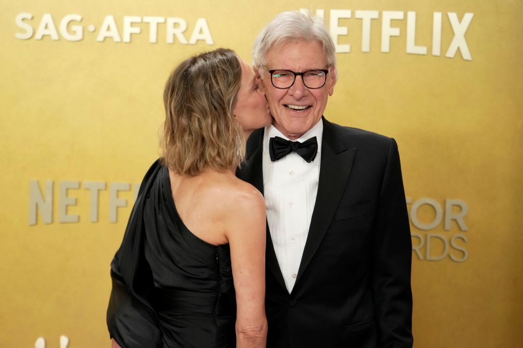 Harrison Ford remercie son épouse « extraordinaire » après avoir reçu le SAG-AFTRA Life Achievement Award 1 Calista Flockhart et Harrison Ford assistent à la 32e édition des Actor Awards