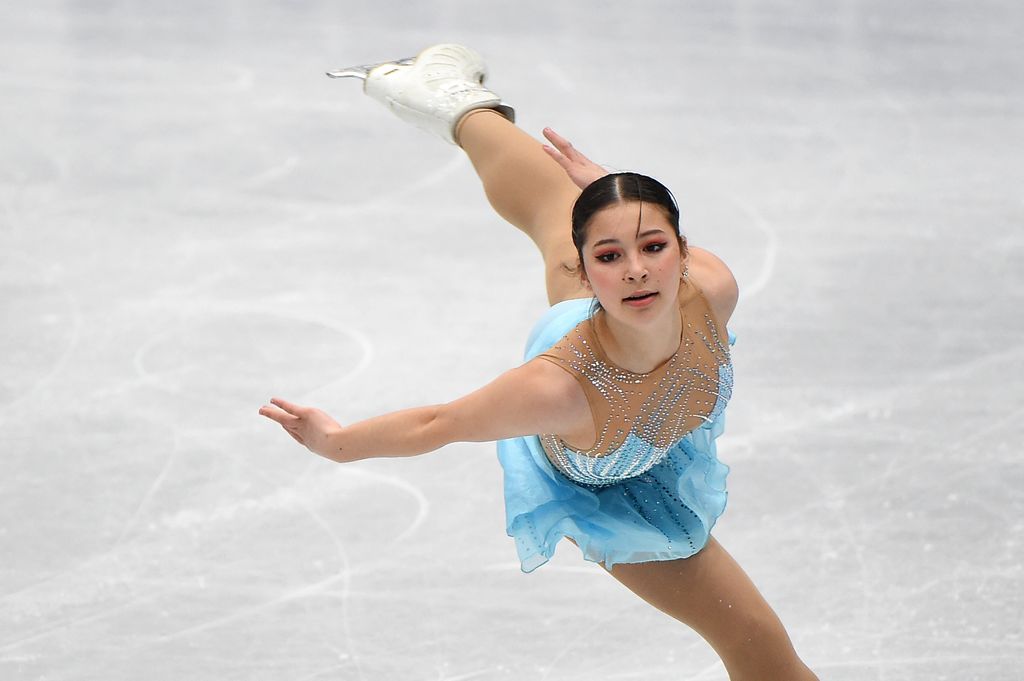 Alysa Liu remet les pendules à l'heure sur sa vie amoureuse après le balayage olympique 3 robe bleue alysa liu