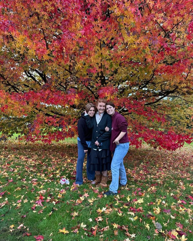 Putri Beatrice, Sarah Ferguson dan Putri Eugenie sedang berjalan