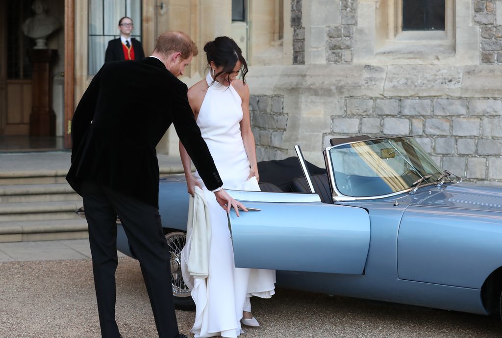Le prince Harry et Meghan montent dans la voiture en costume et robe blanche