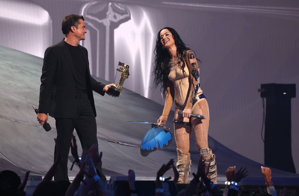 orlando bloom and katy perry on stage mtv vmas