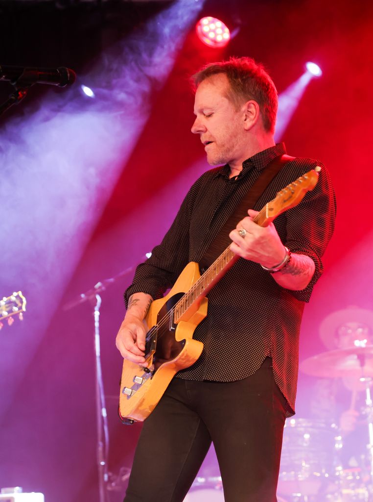 kiefer sutherland playing guitar onstage