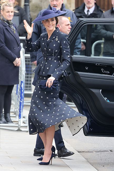 windswept kate middleton in navy jacket and matching skirt arriving at westminster abbey