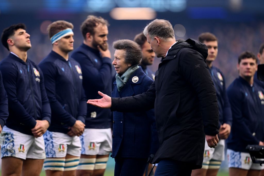 La princesse Anne présentée aux joueurs avant le match Guinness des Six Nations 2025 entre l'Écosse et l'Italie